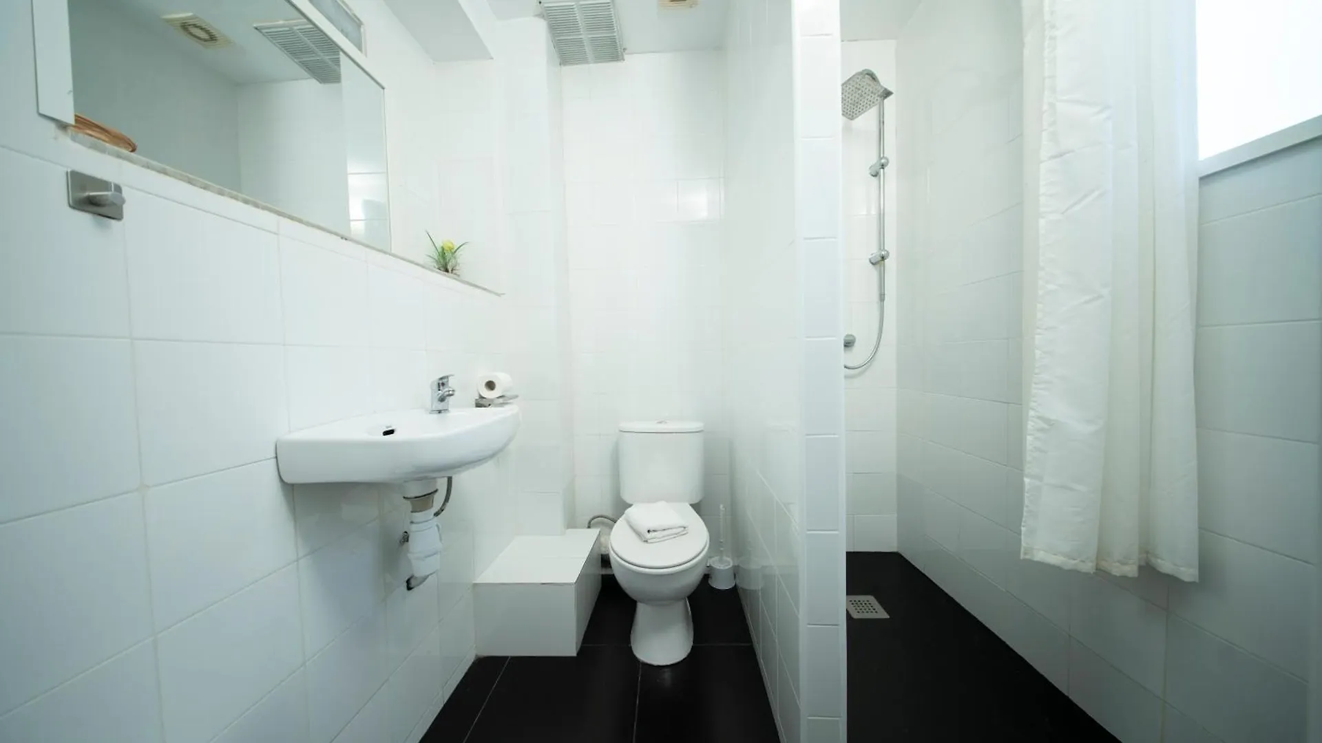 Wow Hostel Barcelona 0*,  Spain